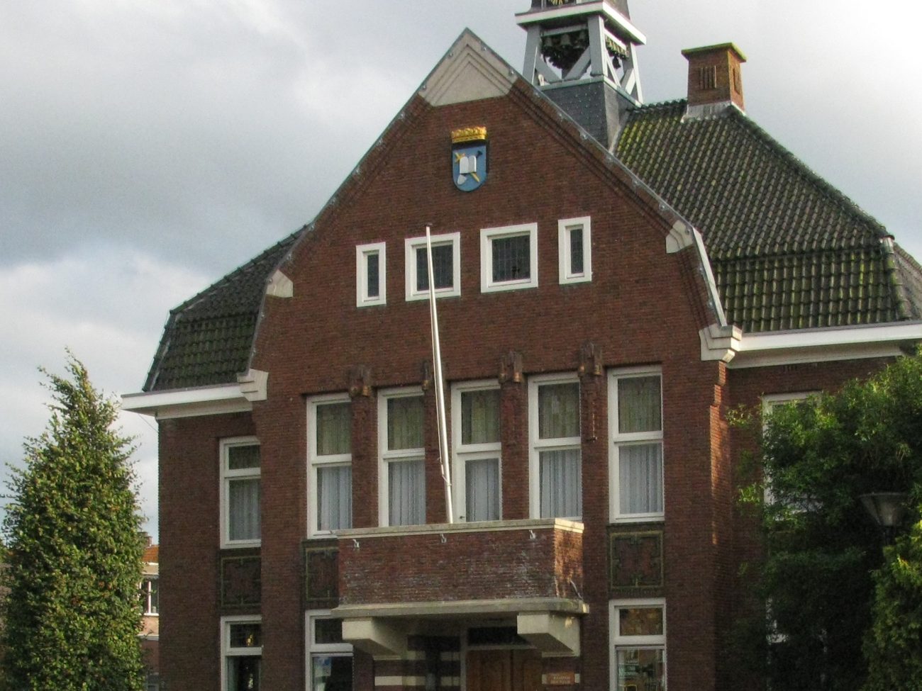 De huidige voorkant van het Gemeentehuis anno 2018